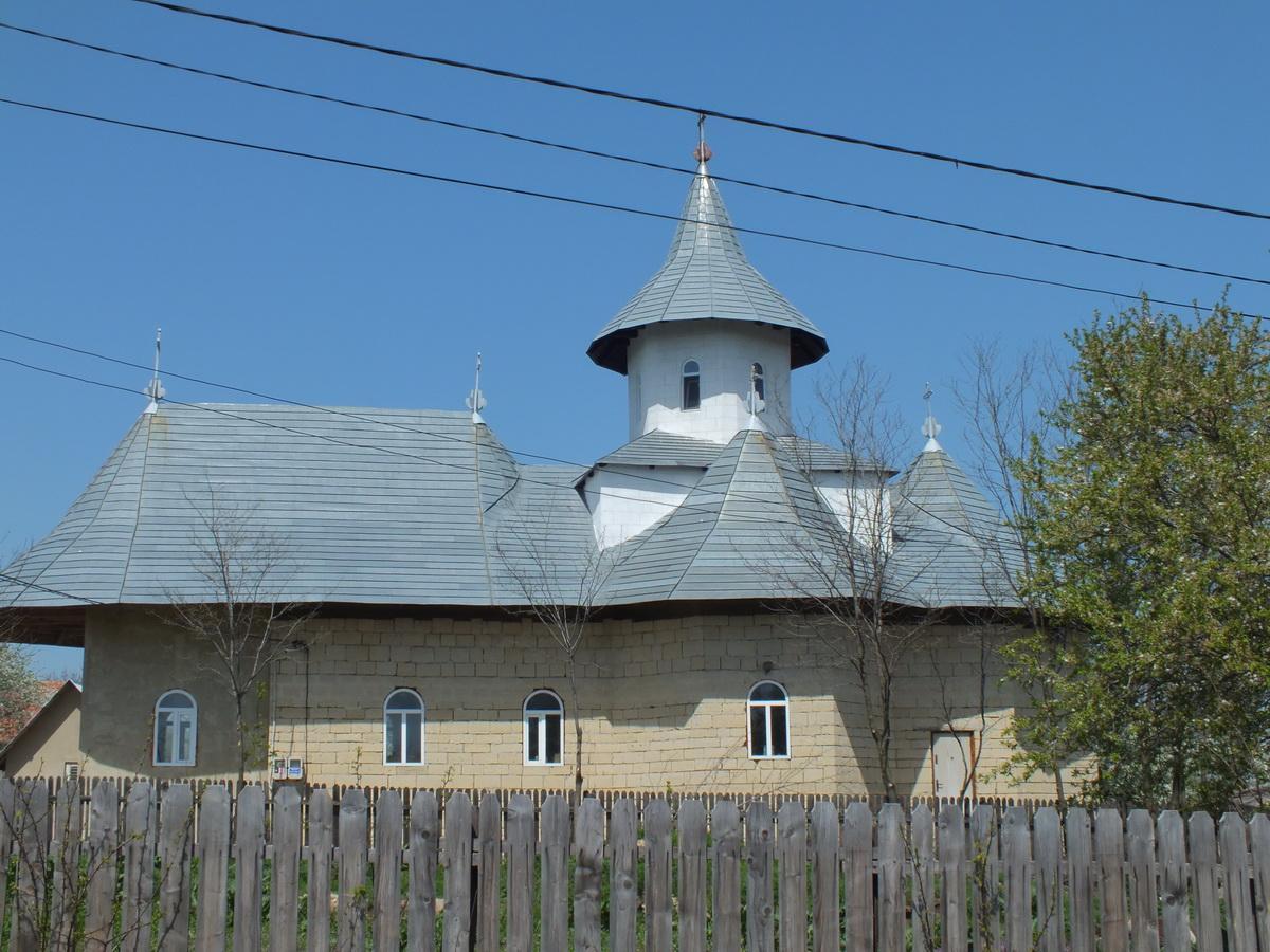 Exteriorul bisericii